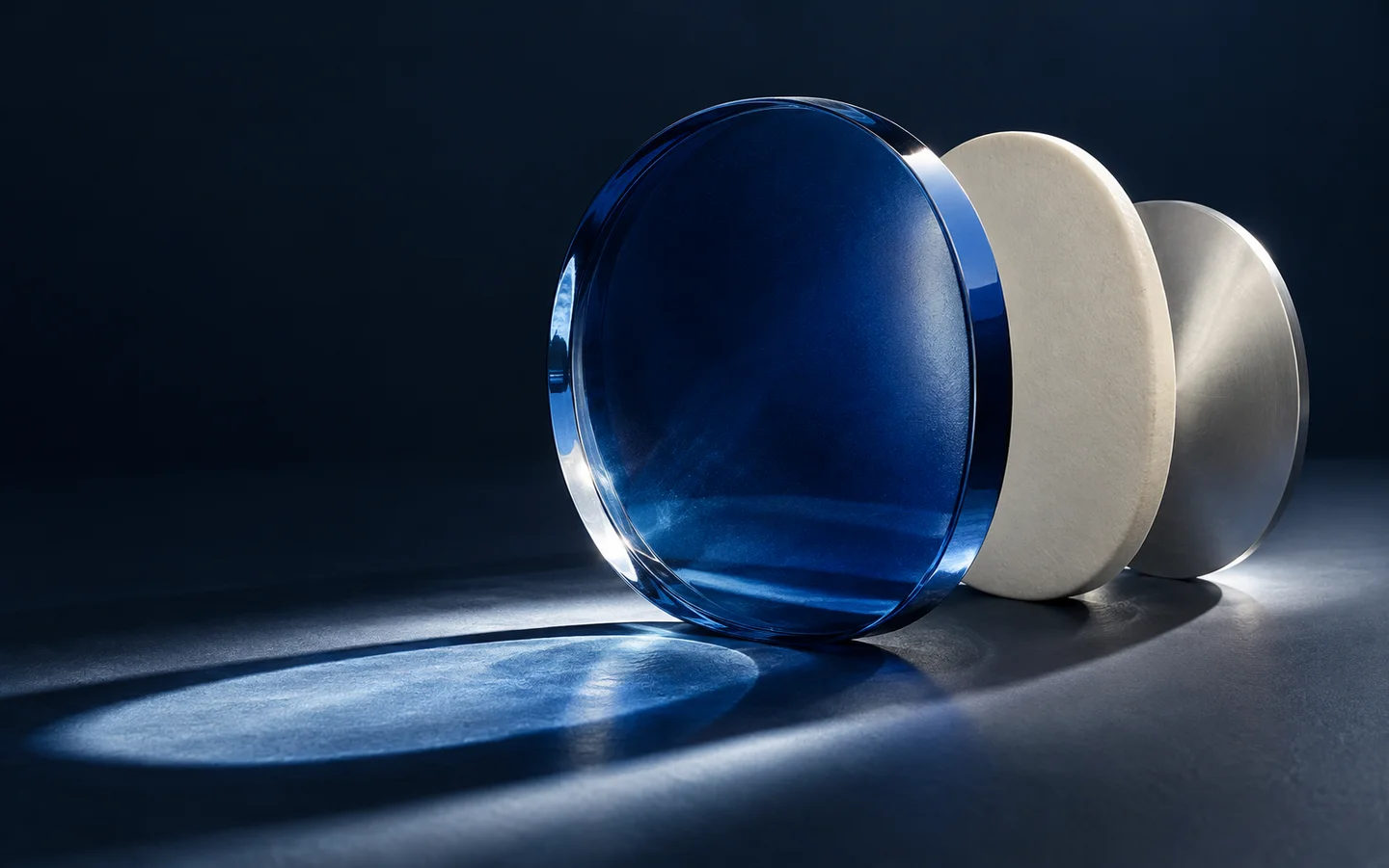 Eine blaue Glaslinse bündelt Licht – Symbolbild für Klarheit und persönliche Wirkung